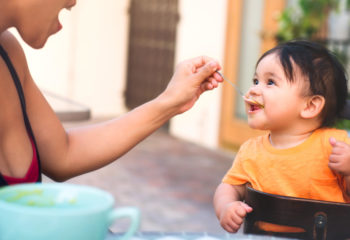 feeding-gear-baby-mom-eating-2160x1200